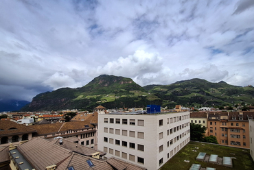 Panoráma a Bozen-Bolzanoi Szabad Egyetem teraszáról. Fotó: Hulesch Máté
