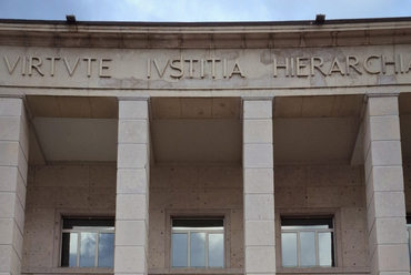 Bozeni Tartományi Bíróság (Landesgericht Bozen / Tribunale di Bolzano). Építészek: Paolo Rossi de Paoli és Michele Busiri Vici. Fotó: Hulesch Máté
