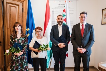 Kolocz Dóra, Dévényi Tamás felesége, és Szabó Levente. Forrás: Budapest Városháza/Facebook
