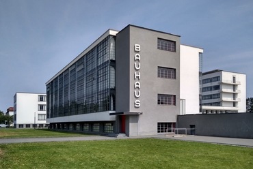 A díszítmények hiányára a klasszikus modern építészetben egy kézenfekvő példa lehet a Bauhaus dessaui központja.  / Walter Gropius, 1925-26 // Wiki Commons
