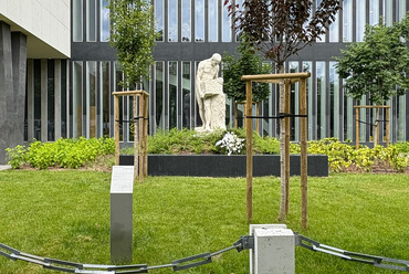 A visszahelyezett Építőmunkás szobor, Lányi Dezső alkotása. Fotó: Laczka Áron
