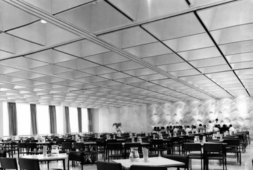 Archív kép: Az ebédlő falát díszítő monumentális Rába dombormű. Alkotók: Józsa Bálint és Kovács Ferenc, 1974. Forrás: Moderngyor.com // Lőrincz József hagyatékából, magántulajdon. Engedéllyel felhasználva.
