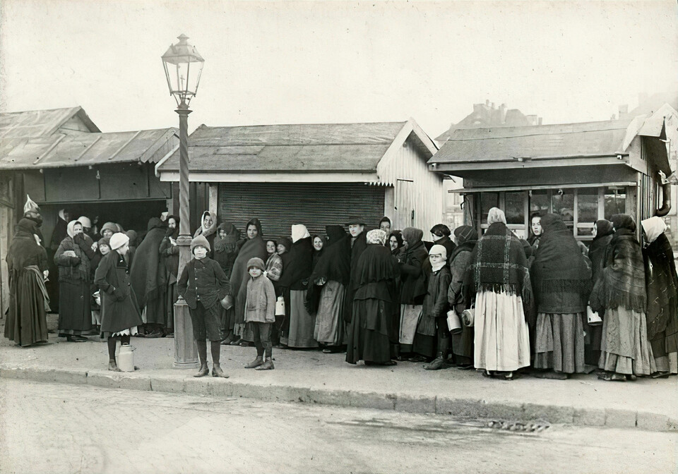 Teleki László tér, nők és gyermekek tejért állnak sorba, 1915. Forrás: Fortepan / Országos Széchényi Könyvtár