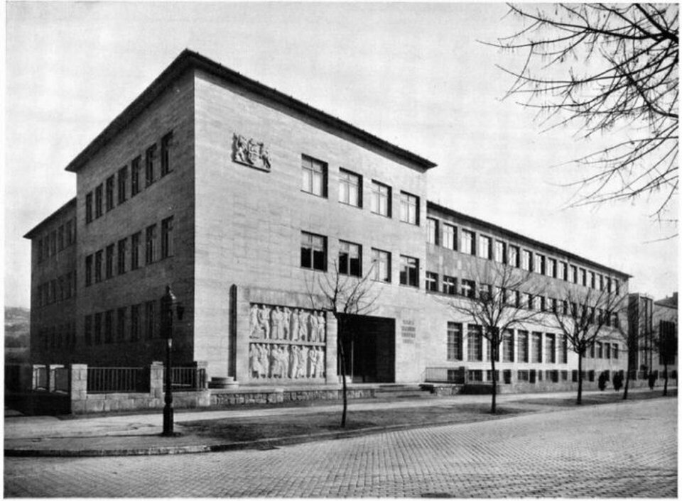 Főhomlokzat az egykori domborművel (Forrás: Tér és Forma, 1943). Forrás: Ujbuda.hu
