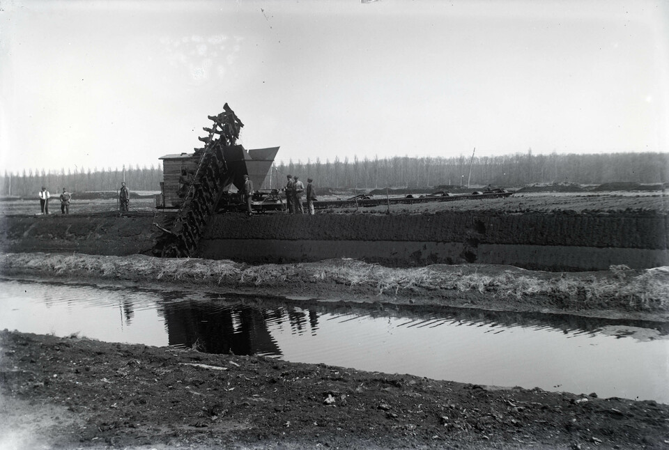 Kis-Balaton, a Zala folyó medrének kialakításán dolgozó kotrógép, 1928. Forrás: Fortepan 172427 / Göcseji Múzeum / Morandini-Schlemmer hagyaték