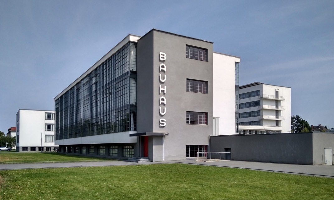 A díszítmények hiányára a klasszikus modern építészetben egy kézenfekvő példa lehet a Bauhaus dessaui központja. / Walter Gropius, 1925-26 // Wiki Commons
