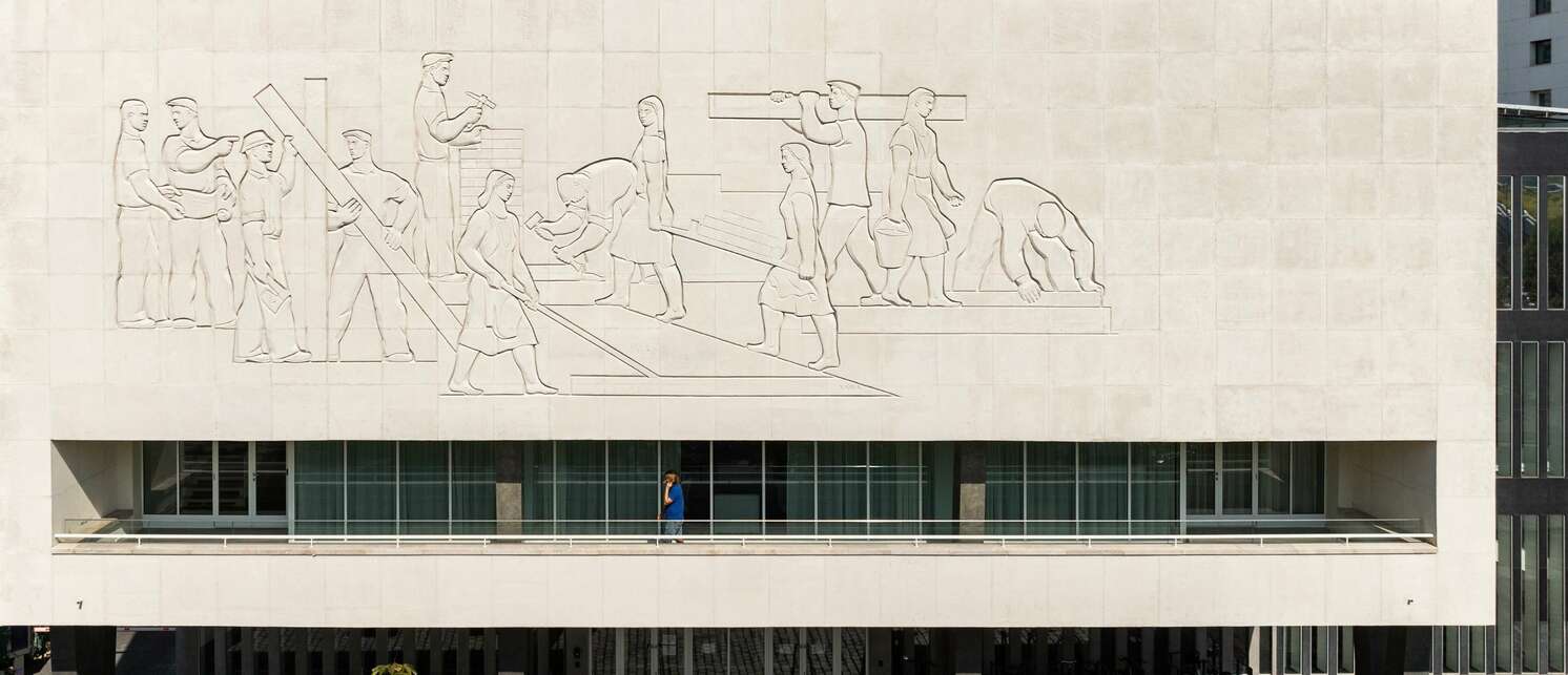 A megőrzött relief, Tar István alkotása. Fotó: Palkó György
