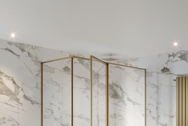Határtalan térélmény fürdőszobai üvegmegoldásokkal. Forrás: Dual Glass Kft.
